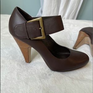Steven by Steve Madden brown leather 70s style buckle heels